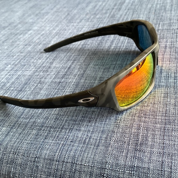 Oakley VALVE  009236-3160  Matte Black Camo Rubi Iridium Polarized sunglasses - Picture 11 of 16